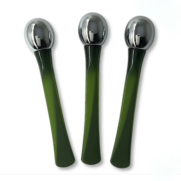 Eye Cream Massage Stick from La Mer - Picture 3 of 4